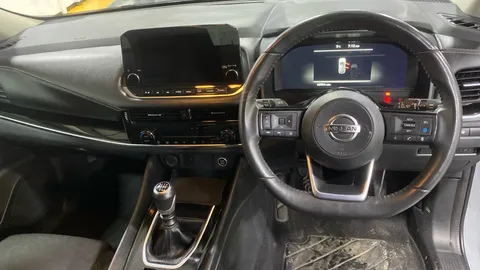 NISSAN QASHQAI 1.3 DiG-T MH Premiere Edition