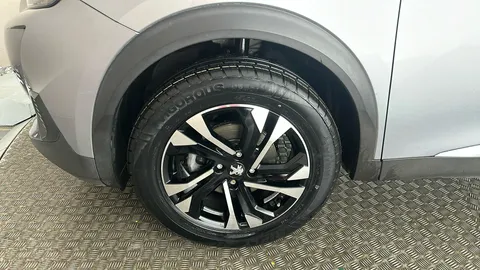 PEUGEOT 2008 1.2 PureTech 130 Allure Premium+ EAT8