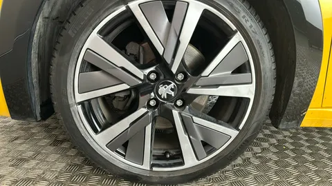 PEUGEOT 208 1.2 PureTech 130 GT EAT8