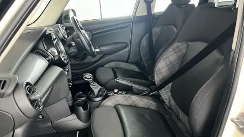 MINI HATCHBACK 1.5 Cooper Auto [Chili Pack]