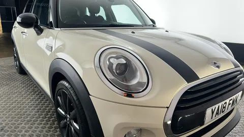 MINI HATCHBACK 1.5 Cooper Auto [Chili Pack]