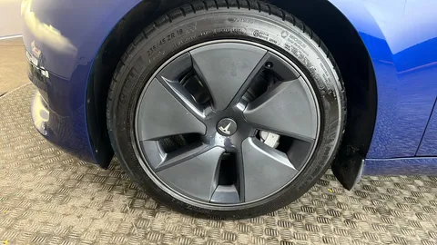 TESLA MODEL 3 Standard Plus Auto