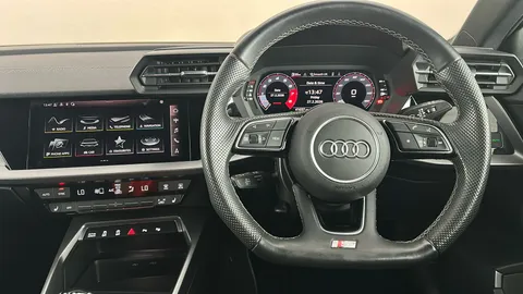 AUDI A3 35 TFSI S Line [Comfort+Sound]
