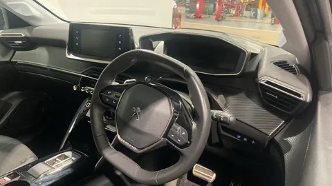 Peugeot 208 1.2 PureTech 100 Allure Premium + EAT8