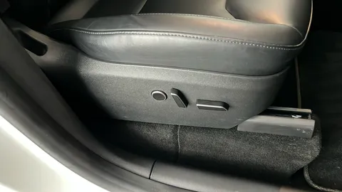 Tesla                     Model Y RWD Auto