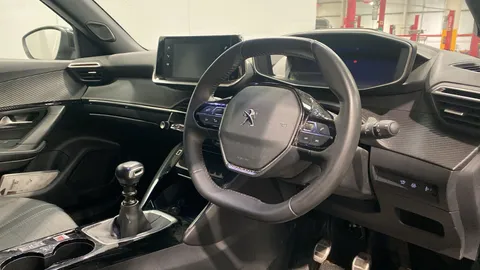 PEUGEOT 2008 1.2 PureTech Allure Premium+