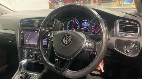 Volkswagen Golf 99kW e-Golf 35kWh Auto