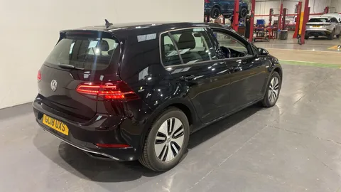 Volkswagen Golf 99kW e-Golf 35kWh Auto