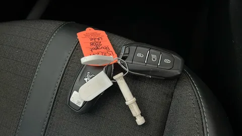 PEUGEOT 2008 1.5 BlueHDi 110 Allure Premium+