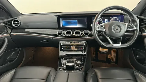 MERCEDES-BENZ E CLASS E220d AMG Line Premium 9G-Tronic