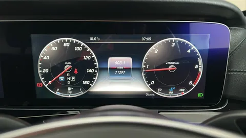 MERCEDES-BENZ E CLASS E220d AMG Line Premium 9G-Tronic