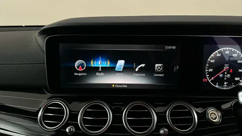 MERCEDES-BENZ E CLASS E220d AMG Line Premium 9G-Tronic