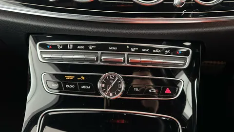 MERCEDES-BENZ E CLASS E220d AMG Line Premium 9G-Tronic