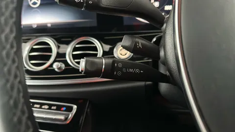 MERCEDES-BENZ E CLASS E220d AMG Line Premium 9G-Tronic