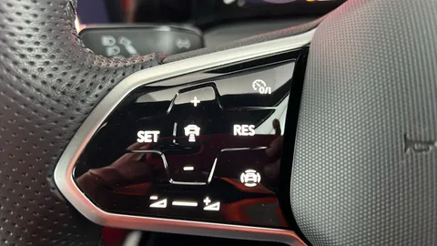 VOLKSWAGEN GOLF 1.5 TSI R-Line