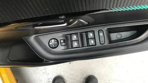 PEUGEOT 208 1.2 PureTech 100 Allure Premium +