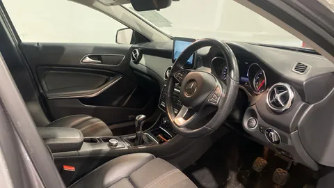 MERCEDES-BENZ GLA GLA 180 Urban Edition