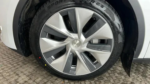 TESLA MODEL Y Long Range AWD Auto