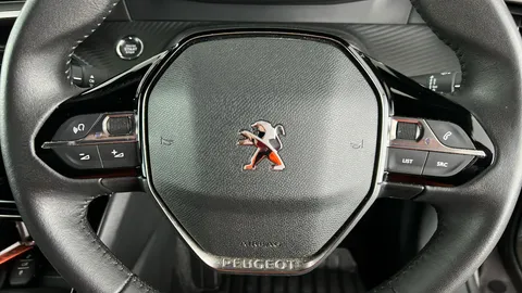 PEUGEOT 2008 1.2 PureTech Allure Premium+