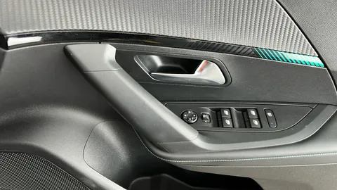 PEUGEOT 2008 1.2 PureTech Allure Premium+