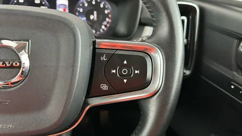 VOLVO XC40 2.0 T4 Momentum Pro Geartronic