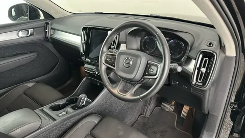 VOLVO XC40 2.0 T4 Momentum Pro Geartronic