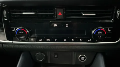 NISSAN QASHQAI 1.3 DiG-T MH 158 Tekna Xtronic