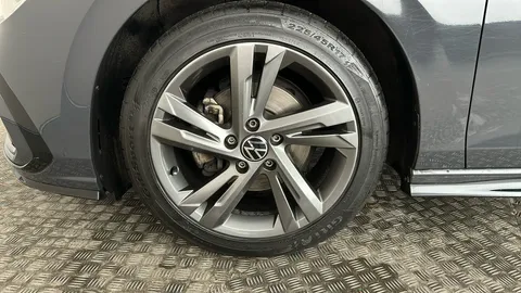 VOLKSWAGEN GOLF 1.5 TSI R-Line