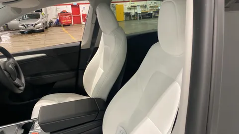 TESLA MODEL Y RWD Auto
