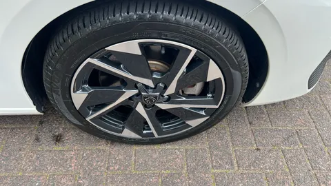 PEUGEOT 308 1.6 Plug-in Hybrid Allure Premium e-EAT8