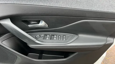 PEUGEOT 308 1.6 Plug-in Hybrid Allure Premium e-EAT8