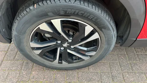 PEUGEOT 2008 1.2 PureTech 130 Allure Premium