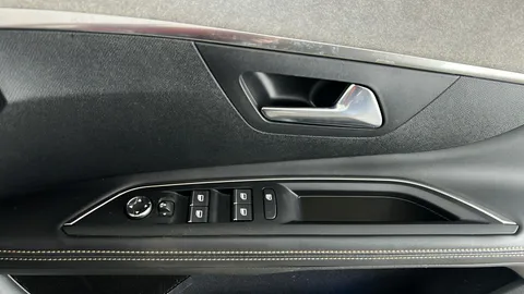 PEUGEOT 5008 1.2 Hybrid 136 GT e-DSC6