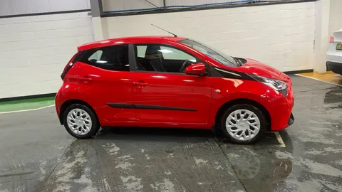 TOYOTA AYGO 1.0 VVT-i X-Play TSS