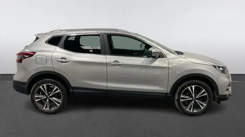 NISSAN QASHQAI 1.3 DiG-T N-Connecta [Glass Roof Pack]