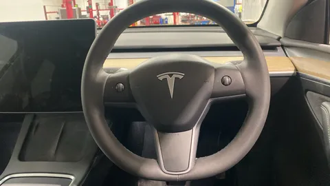 TESLA MODEL Y RWD Auto