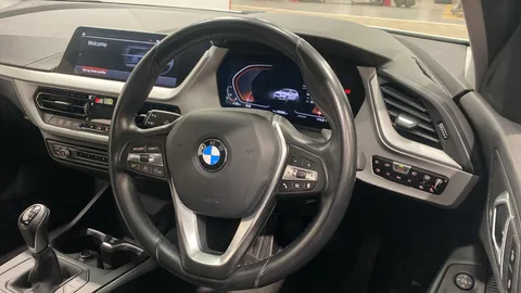 BMW 1 Series 118i [136] SE [Live Cockpit Professional]