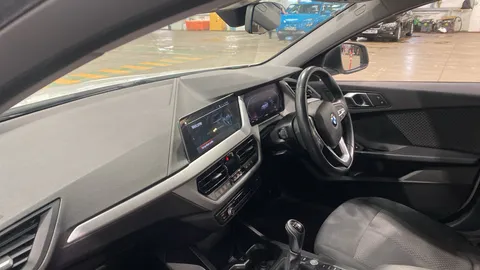 BMW 1 Series 118i [136] SE [Live Cockpit Professional]