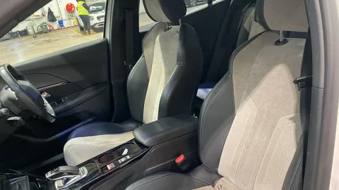 PEUGEOT 2008 100kW GT Premium 50kWh Auto