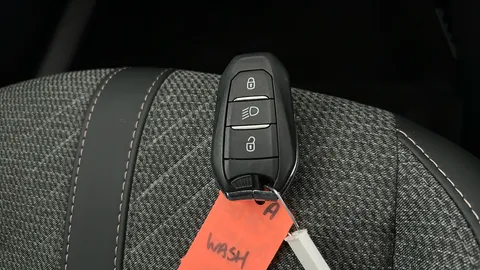 PEUGEOT 2008 100kW Allure 50kWh Auto