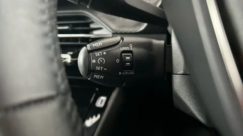 PEUGEOT 2008 100kW Allure 50kWh Auto