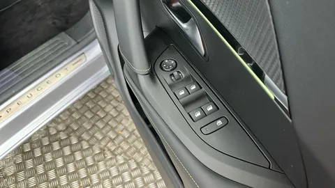 PEUGEOT 2008 1.2 PureTech 130 GT EAT8