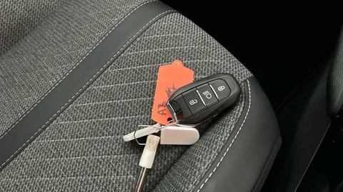 PEUGEOT 2008 100kW Allure 50kWh Auto