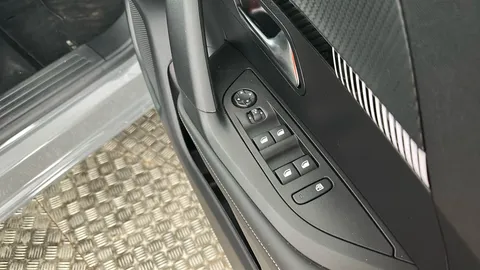 PEUGEOT 2008 100kW Allure 50kWh Auto