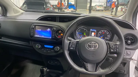 TOYOTA YARIS 1.5 Hybrid Design CVT
