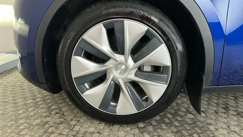TESLA MODEL Y RWD Auto