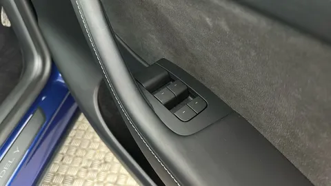 TESLA MODEL Y RWD Auto