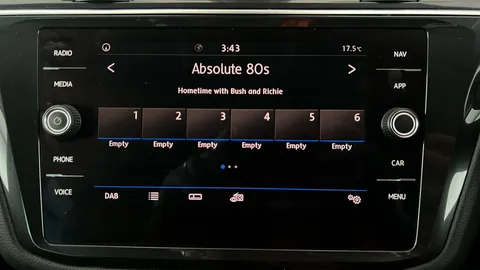 VOLKSWAGEN TIGUAN 2.0 TDi 150 SE Nav