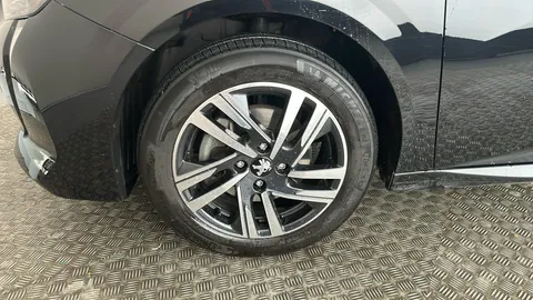 PEUGEOT 208 1.2 PureTech 100 Allure Premium + EAT8