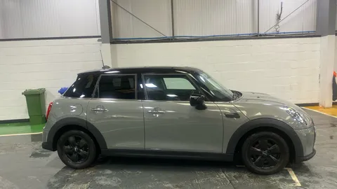 Mini Hatchback 1.5 Cooper Classic Auto [Comfort/Nav Pack]